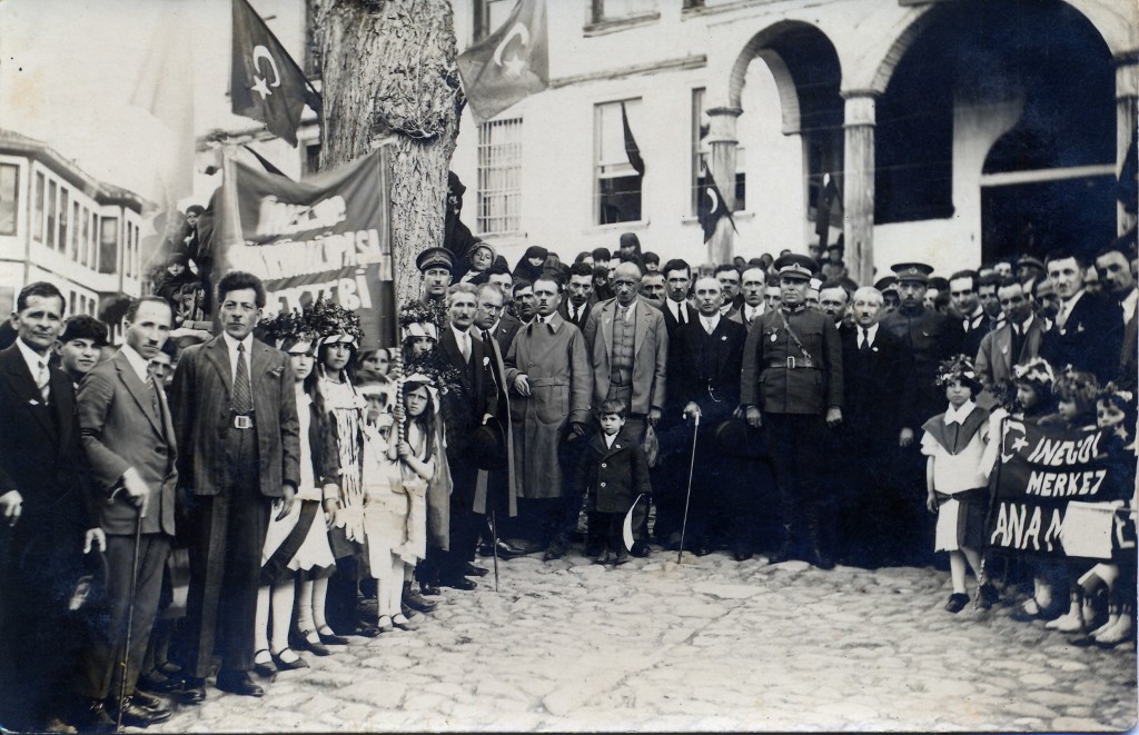 2- Şükrü Naili Paşa Okulu Cumhuriyet Bayramı Töreninde -1929 (Custom)-1