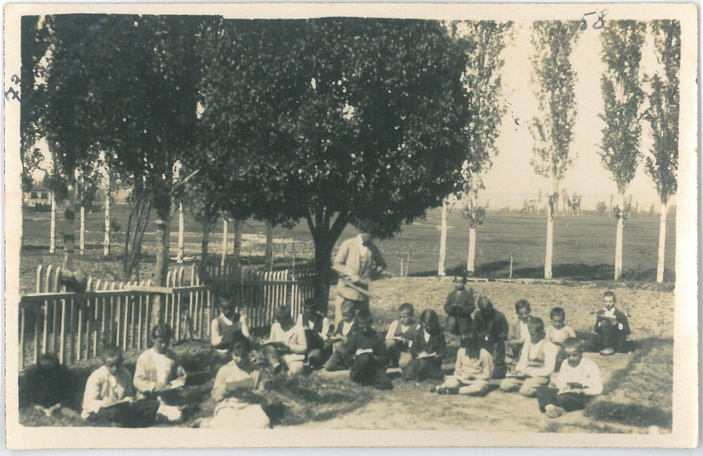 3- Şükrü Naili Paşa Mektebi Öğrencileri Resim Dersinde -1928 (Custom)