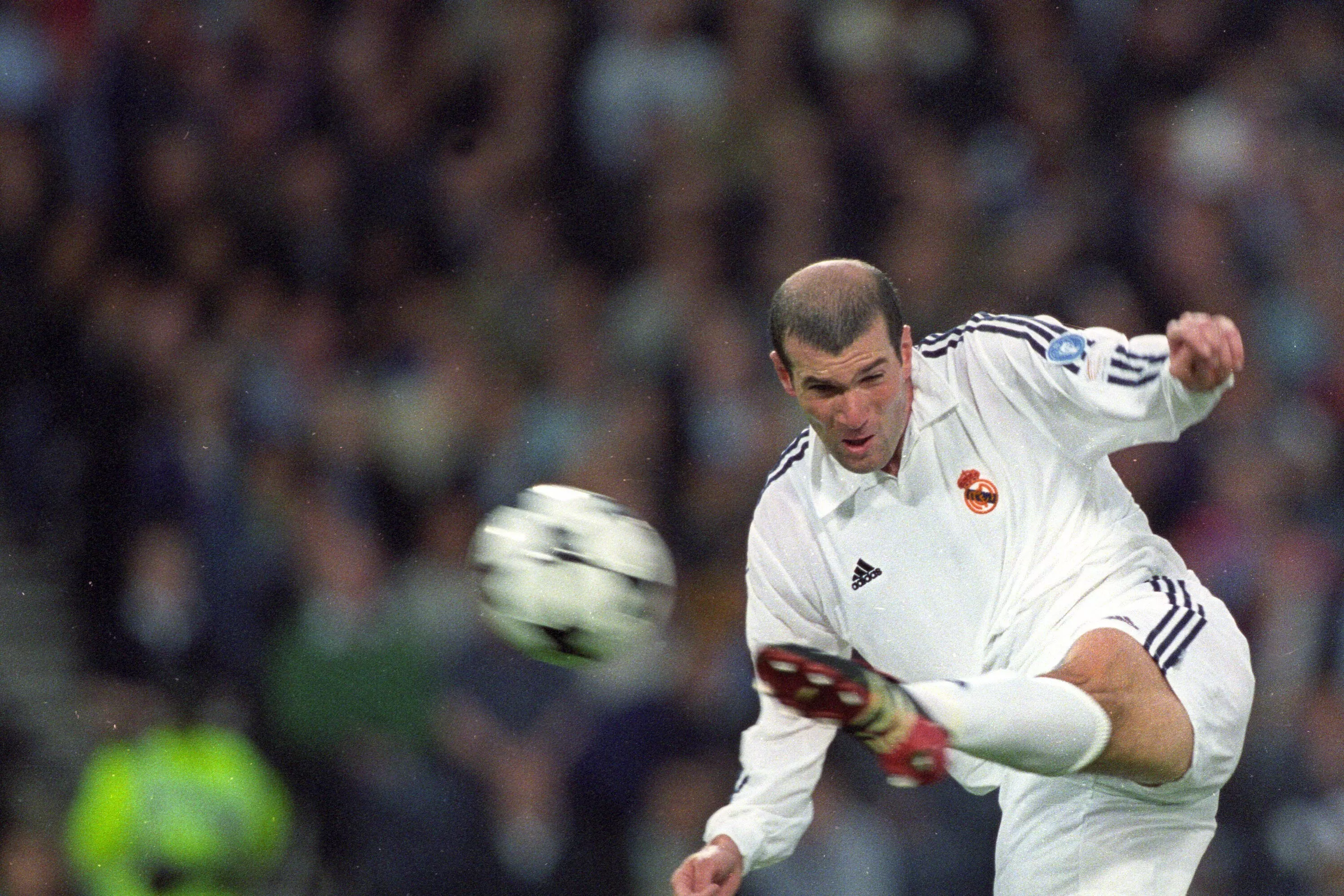 Zinedine-Zidane-voleys-the-ball-in-the-2002-Champions-League-final-v-Leverkusen
