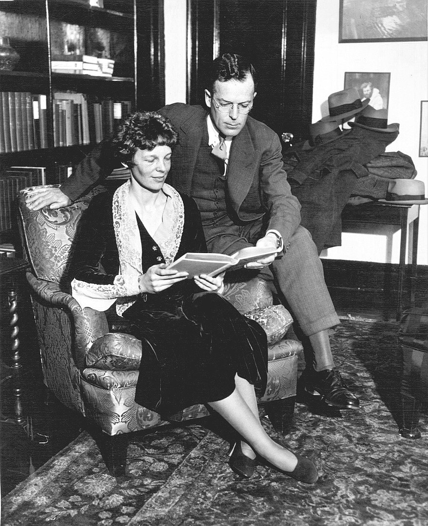 879px-Amelia_Earhart_and_husband_George_Putnam_1931