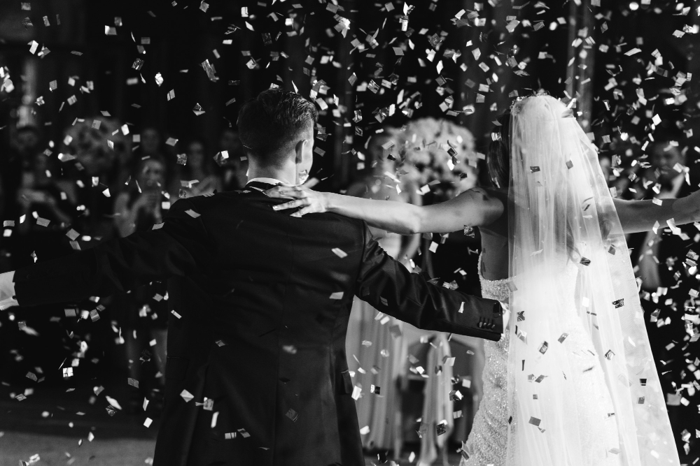 confettie-falls-bride-groom-while-they-dance