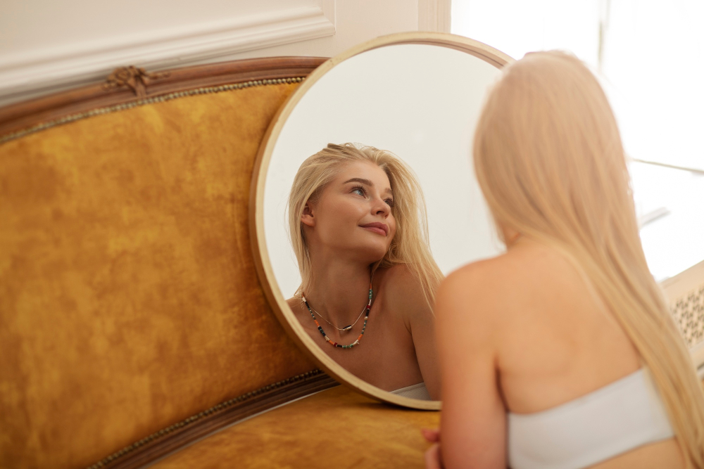 creative-mirror-background-with-young-woman