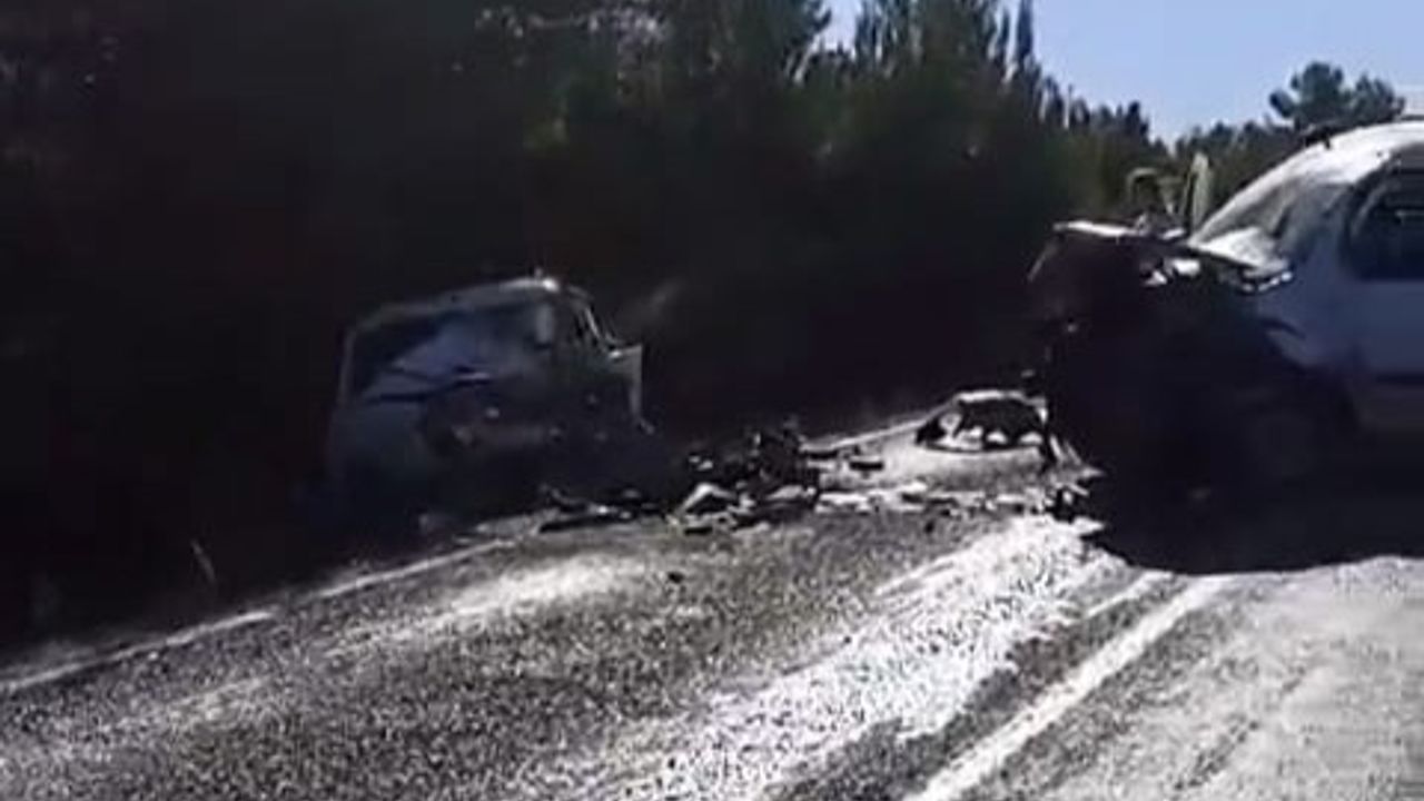 İki araç çarpıştı! 2 ölü