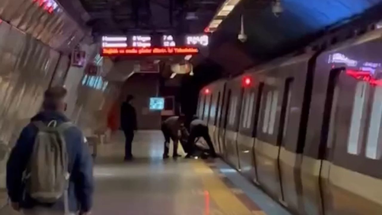Metro raylarına düştü!