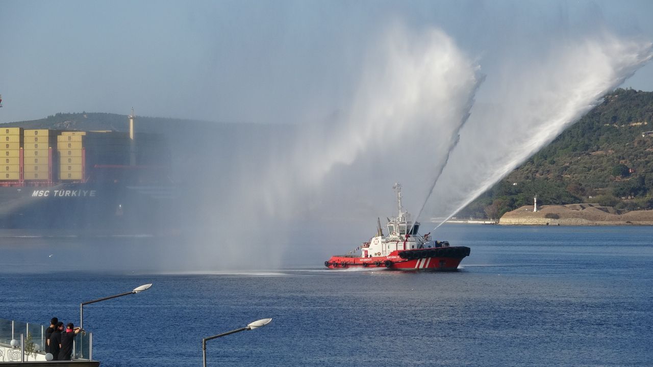 'Türkiye' gemisi Çanakkale Boğazı'ndan geçti