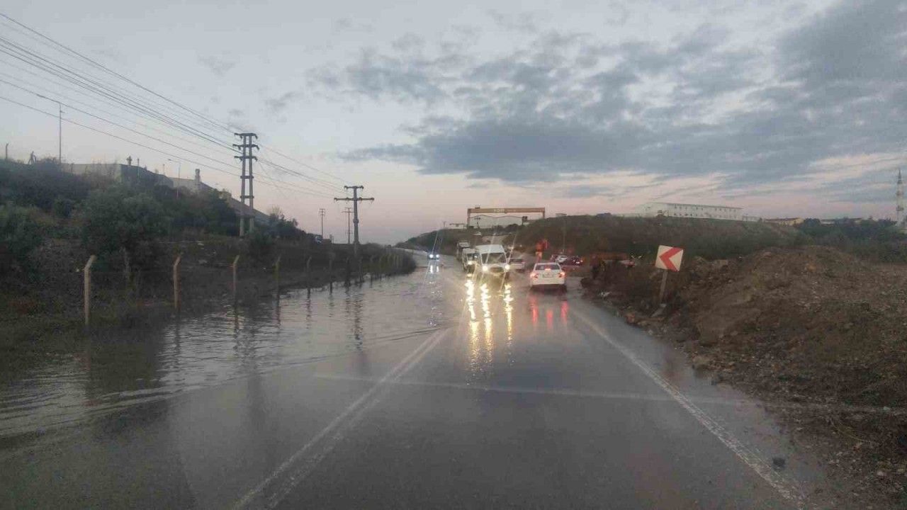 Gemlik’te sel suları yolu kapattı, trafik aksıyor