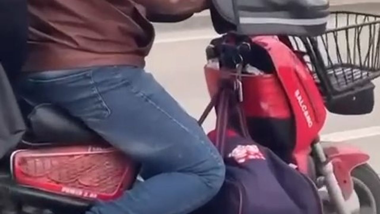 Motosikletin önüne bebeğini koyup kilometrelerce ilerledi