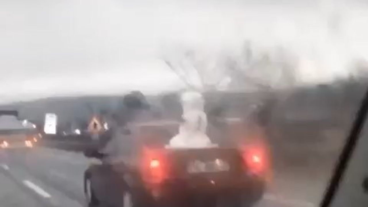 Bursa şehir merkezine kar yağmadı, aracının bagajına yaptığı kardan adamı getirdi