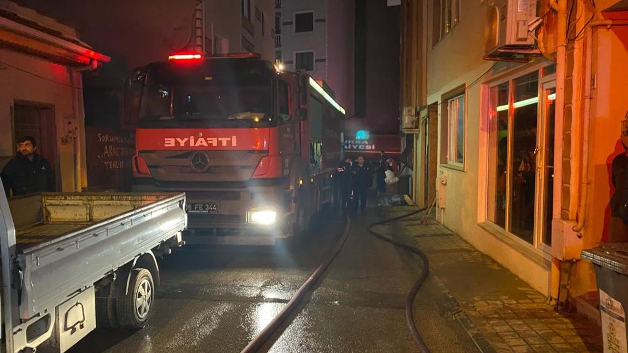 Bursa’da apartmanın çatısı alev alev yandı