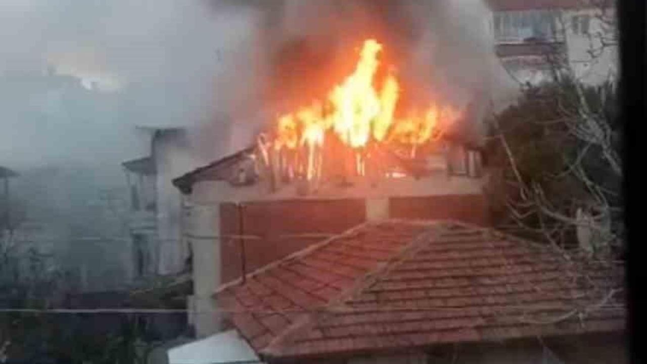 Bursa’da çatı alev alev yandı, o anlar kamerada