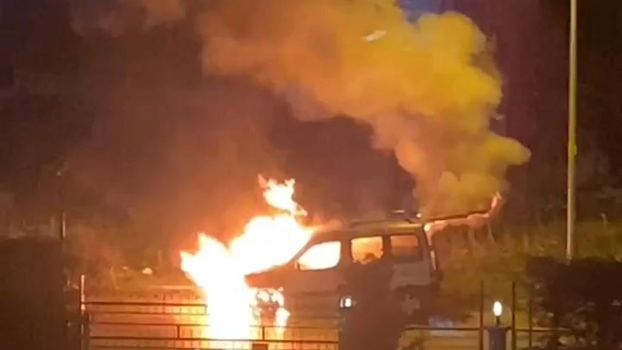 Bursa’da park halindeki hafif ticari araç alev alev yandı