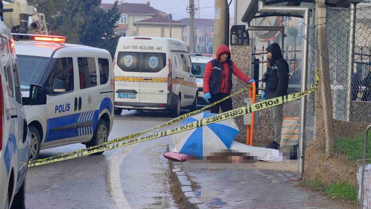 Bursa’da yere düşen adam hayatını kaybetti, cenazeyi şemsiye ile korudular