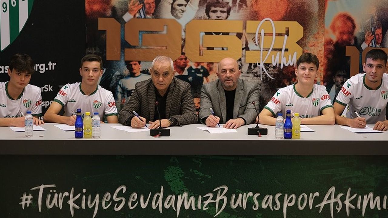 Bursaspor, 4 genç futbolcusunu profesyonel yaptı