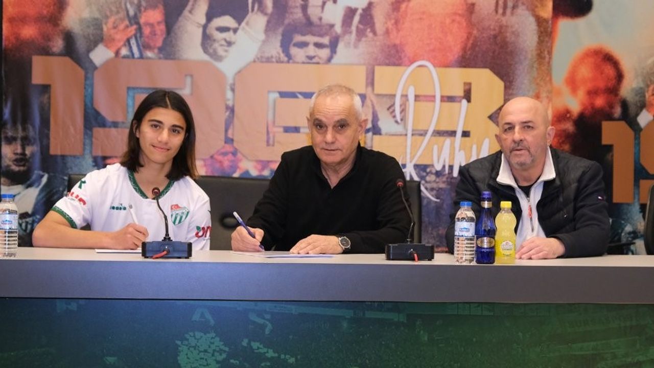 Bursaspor, genç futbolcusu Ahmet Çobanoğlu ile sözleşme imzaladı
