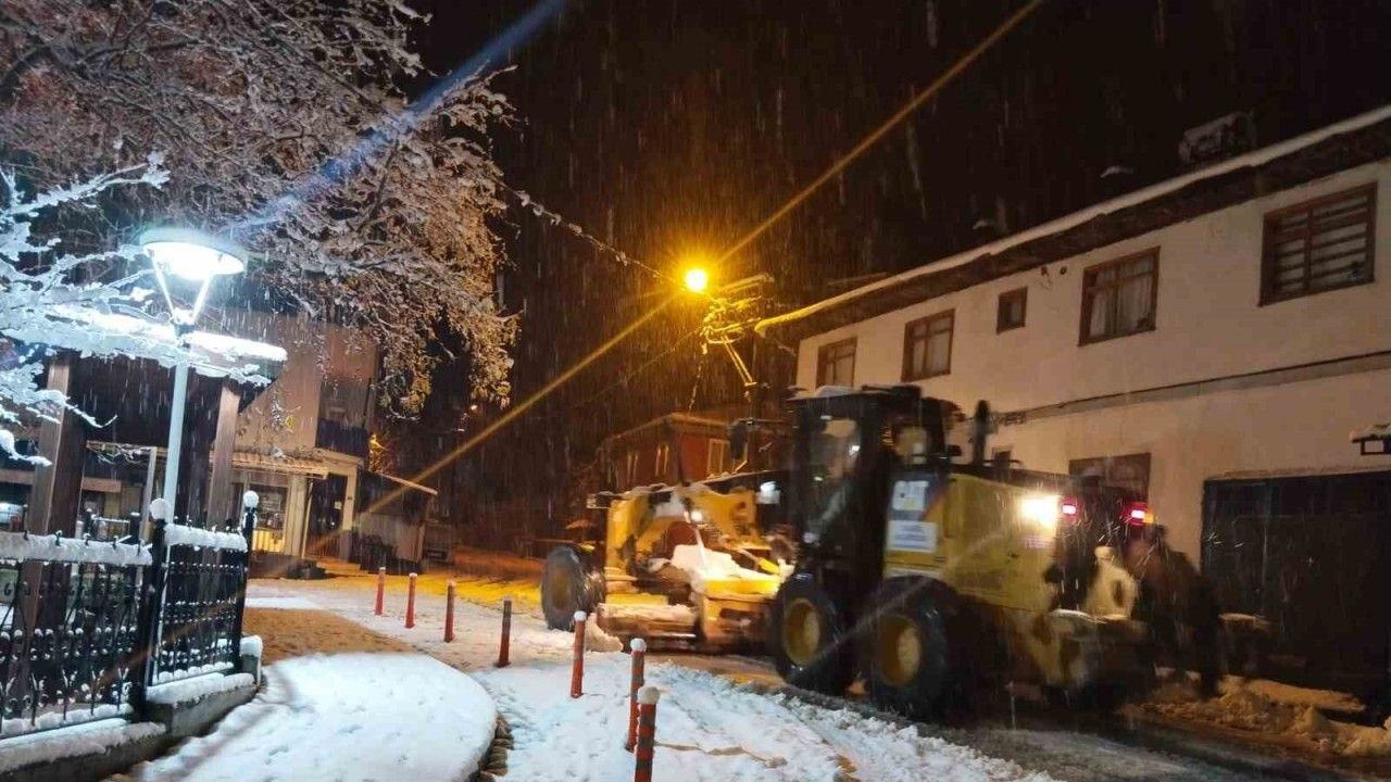 İnegöl Belediyesi kar yağışıyla beraber harekete geçti