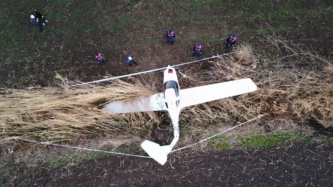 Tarlaya inen uçağın enkazı, dron ile görüntülendi
