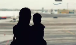 Bebeklerini havaalanında bırakarak uçağa binmeye çalıştılar!