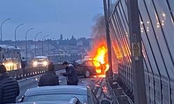 Haliç Köprüsü'nde bir araç alev alev yandı