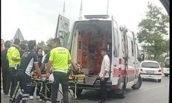 Otomobil çarpan motosikletli ağır yaralandı