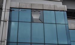 Şiddetli rüzgar sonucunda patlayan cam tehlike saçtı