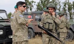 Türk askeri vatana dönüyor