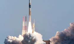 Japonya Ay'a iniş aracı ve gözlem uydusu fırlattı
