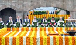 Liderler Gandhi'nin mezarını ziyaret etti