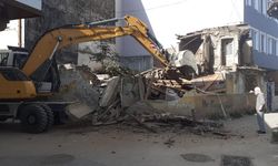Osmangazi Belediyesi metruk binaları temizliyor