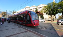 Bursa'da tramvayın arkasında tehlikeli yolculuk