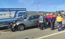 Bursa'da lüks araç kamyonete çarptı