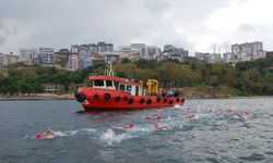 Yüzücüler kanser farkındalığı için kulaçladı