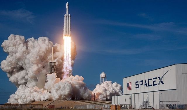 SpaceX'in Falcon-9 roketi uzayla buluştu