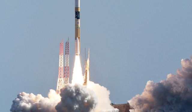 Japonya Ay'a iniş aracı ve gözlem uydusu fırlattı