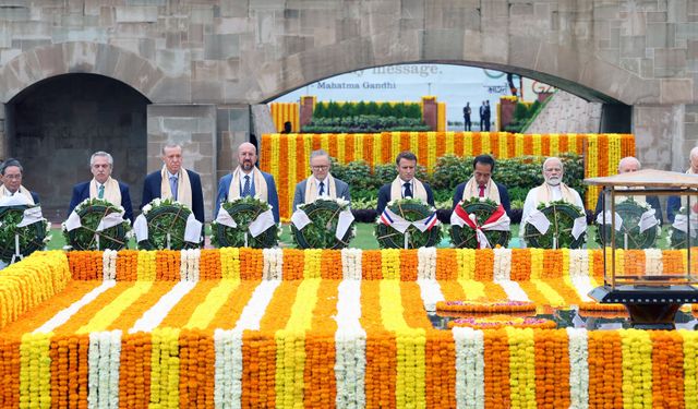 Liderler Gandhi'nin mezarını ziyaret etti