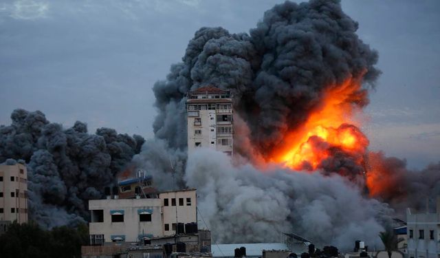 İsrail hastane çevresini vurdu