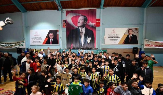 Fenerbahçeli futbolcu İsmail Yüksek, Bursa’da gençlerle buluştu