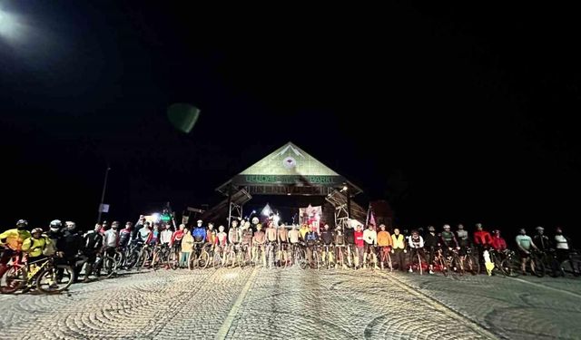 Bisiklet tutkunları iftar sonrası Uludağ’a pedal çevirdi