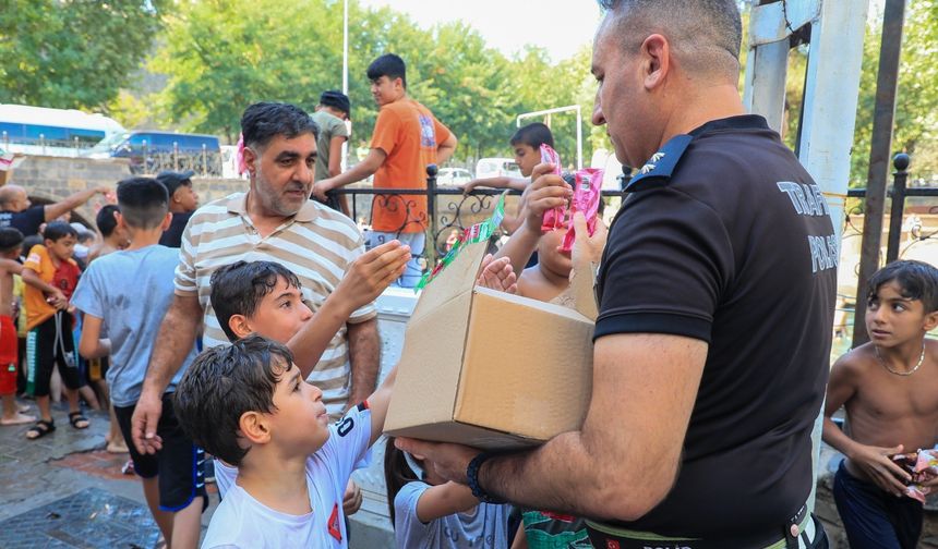 Diyarbakır polisi çocukları gülümsetti